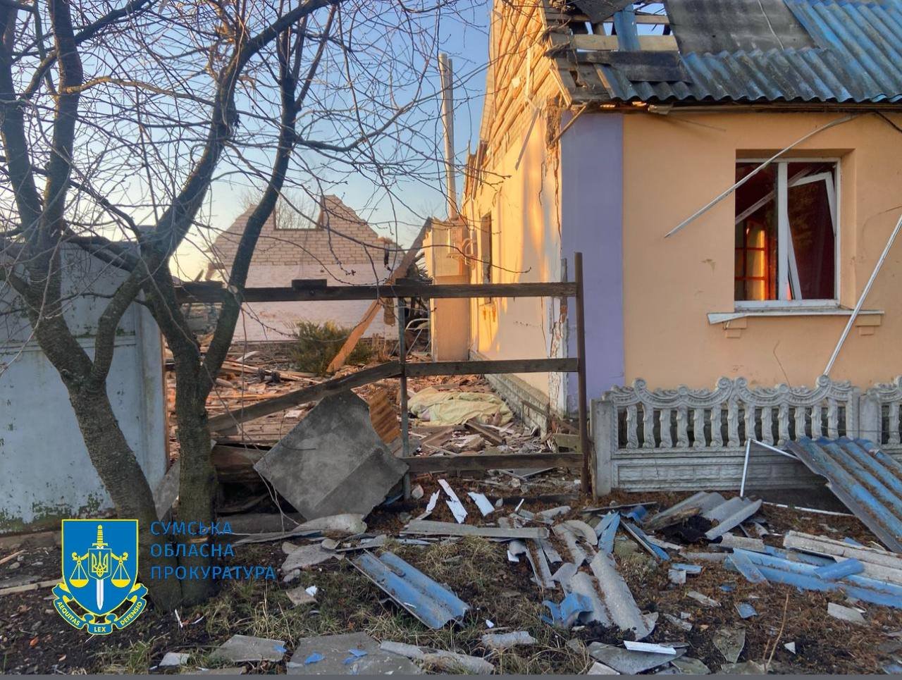 Окупанти скинули бомбу на будинок мирних жителів Краснопілля на Сумщині: мати загинула, син поранений, фото-1