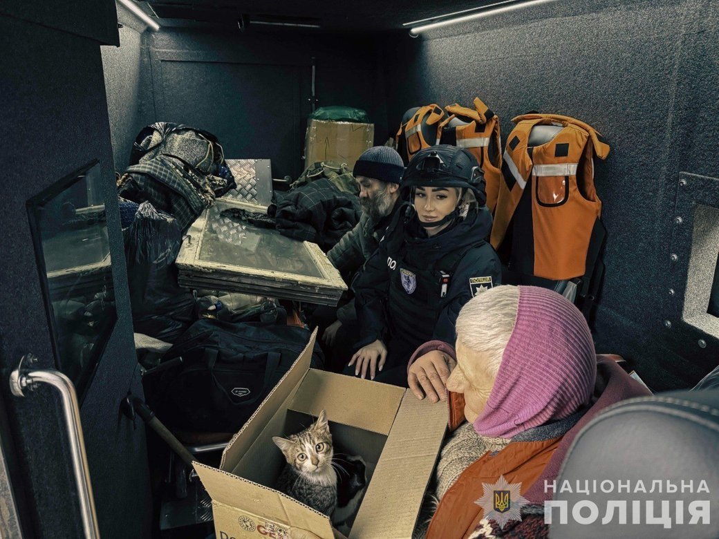 Президент вручив орден "За мужність" ІІІ ступеня поліцейській Олені Ставицькій з Сумщини, яка евакуює людей, фото-1