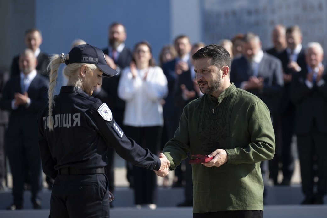 Президент вручив орден "За мужність" ІІІ ступеня поліцейсь..., фото-2 Президент вручив орден "За мужність" ІІІ ступеня поліцейській Олені Ставицькій з Сумщини, яка евакуює людей, фото-2