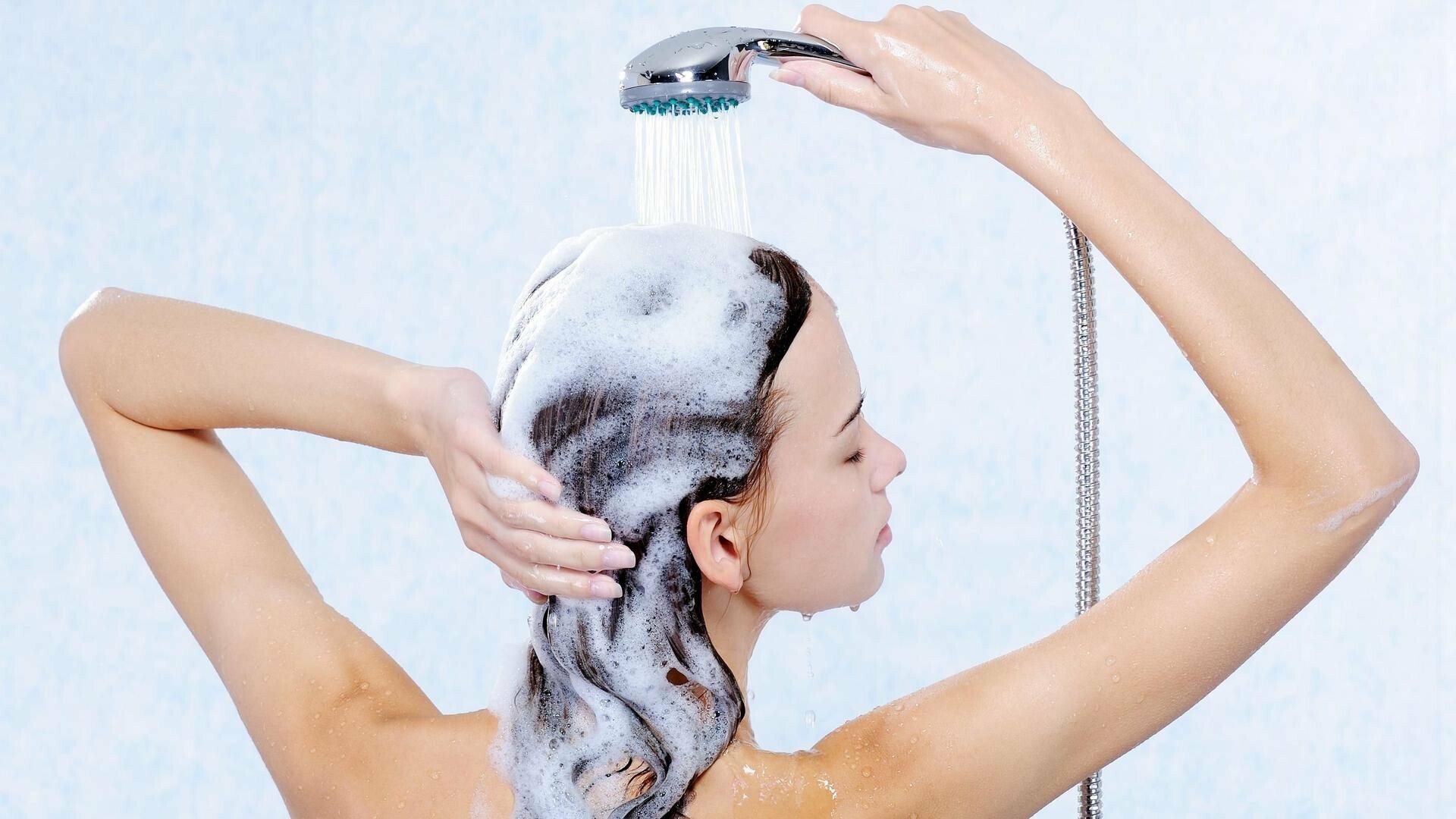Правильное мытье головы. Шампунь для головы. Мытье волос. Гигиена волос. Девушка с шампунем.