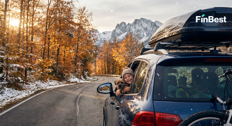 Дитина виглядає з вікна автомобіля з маленьким песиком, авто їде мальовничою гірською дорогою, на тлі — засніжені гори та яскравий ліс. Дитина виглядає з вікна автомобіля з маленьким песиком, авто їде мальовничою гірською дорогою, на тлі — засніжені гори та яскравий ліс.